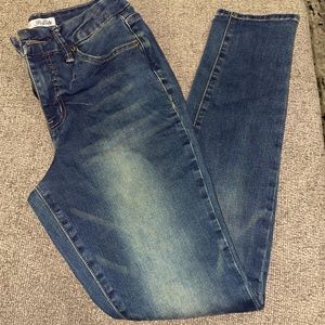 Skinny Jeans: Curvy Fit